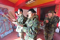 副指揮官黃上校帶領眾人祭拜,感謝開閩尊王長年保佑東引鄉。(圖/文:康贊清)