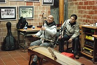 　二胡高手林明德鐵板生活館音樂分享。（圖／文：邱竟瑋）