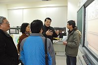 副縣長陳敬忠訪問南竿仁愛國小,體驗新式電子白板的互動性。(圖/文:邱竟瑋)