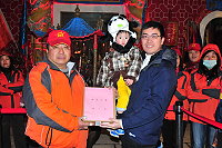 　金板境天后宮「擲聖筊拿大獎」火熱登場！最後由陳義豪當上「擲筊聖手」，以8次聖筊的最高成績，搬走冠軍獎品平板電腦一台。（圖／文：曹重偉）