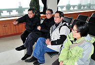 　台灣資深藝人巴戈與其兄巴箭此次來馬參訪並順道探望老友，亦為友人之一的南竿鄉長朱秀平昨天特別擔任嚮導，陪他走訪鄉內許多必看景點。（圖／文：曹重偉）