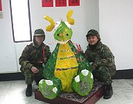 以龍年為主題,製作燈籠過程使官兵弟兄忘卻思鄉之苦,一同歡慶元宵。(圖/文:林禹豪)