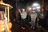 指揮官賀將軍於天后宮帶領眾人祭拜,感謝眾神明保佑東引鄉。(圖:王敏旭/文:康贊清)