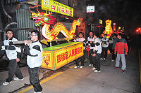 今年「山隴境白馬尊王廟眾神出巡繞境」盛況空前,港運營營長蔡國相及弟兄們支援參加繞境工作,負責最吃重的部份,廟管會主委曹以標特別表示感謝之意。(圖/文:曹重偉)