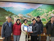 　台灣日式壽司店「海壽司」，昨天總經理施文真一行特別到馬祖來，尋求收購馬祖蔬菜的可能性，第一波將會以三寶為優先，縣長楊綏生感謝他們對於地區農產品的肯定，並指示建設局配合收購地區農作。（圖：建設局提供）