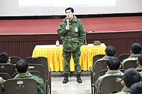 　楊主任於綜合座談現場與新進官兵們經驗分享。（圖／文：曾俊諺）