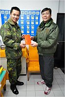 莒指部本部連一兵簡偉倫接受政戰主任賴上校接見,並獲頒認真負責工作獎金1000元禮券。(圖/文:陳瑞誠)