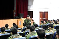 政戰主任樓上校與新進官兵座談,並勉勵弟兄務必遵守軍紀,注意安全。(圖/文:林禹豪)