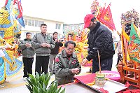 東引鄉長暨東引指揮部於鄉公所前廣場帶領眾人祭拜,感謝神明保佑東引鄉。(圖/文:王敏旭)