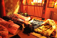 　一年一度龍角峰廟「祈夢」儀式有越來越多鄉親參加，不到十坪大的空間擠滿祈夢者。（圖／文：陳鵬雄）