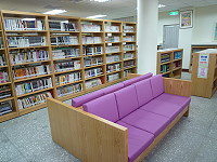 國立馬祖高中圖書館本學期開始試辦圖書館對外開放,開放對象為離退職教職員工、現職教職員工年滿12歲(或國中)以上的眷屬及在學學生家長三者,可以在週休二日的下午前往利用館藏。(圖/文:劉秋月)