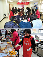 「佳節美食班」,歡樂登場,邀請到陳雪金教導現在最受歡迎的甜點「黃金地瓜餃」及地瓜粿。(圖/文:曹重偉)