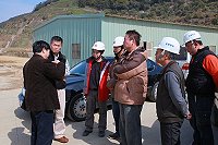 縣長楊綏生昨日在工務局長陳金寶陪同下,前往福澳港區擴建後續工程工地,關心港區施工進度。中興工程表示,目前進度已達23%,已趕上工程進度,如果施工順利,將可於三月份超前進度。(圖:連江縣政府提供)