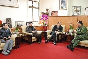 　馬防部指揮官任季男昨拜會議長陳貴忠，討論塘岐靶場遷移的可行性。陳貴忠指出，是基於地方整體發展需要，也包括替衛生所尋找適當的擴建地點。（圖／文：邱竟瑋）