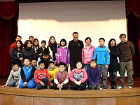 　「用生命閱讀百岳」，李小石於敬恆國中小開講，透過珍貴照片和影片，與學子分享攀登百岳生命體驗。（圖：敬恆國中小提供）