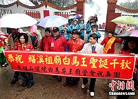 　馬祖各界白馬尊王分廟委員會祝壽團一行，22日冒雨抵達福州晉安區鱔溪白馬王祖廟，兩岸共慶白馬尊王誕辰。（圖：中新社）