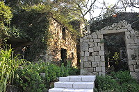 　芹壁半山五家村古厝聚落結合周邊地景視野及戰備遺蹟，開發新民宿潛力無窮。（圖／文：陳鵬雄）