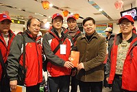 江田文石陳氏宗親會赴大陸進香,縣長楊綏生致贈程儀,也關心小三通連假輸運狀況。(圖/文:邱竟瑋)