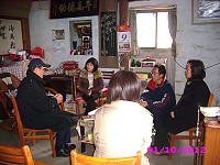 移民署專勤隊隊長歐陽國麟與科員郭志賢日前拜訪楊紅一家,提供慰問與法令說明。(圖:連江縣專勤隊提供)