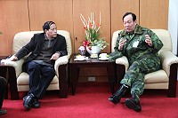 　任指揮官與陳議長針對靶場遷移一事進行討論。（圖／文：曾俊諺）