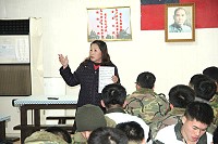 　志工媽媽王姐準備了豐富有趣的心理測驗，幫助弟兄們更加了解自身的心理狀態。（圖／文：毛揚之）