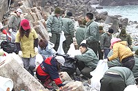 東引鄉民與防區弟兄協力清掃堤防。(圖/文:王敏旭)