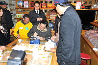 　總統馬英九在「登峰造極」馬祖元尊陳高限量版禮盒上簽名供義賣之用，為李小石的干城章嘉峰攻頂計畫籌募基金。（圖／文：陳鵬雄）