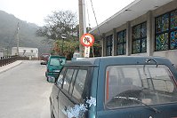 　清水教會轉角往國宅方向的巷子口規定禁止停車，不過仍有部分車輛停在此地，居民說，希望能停在停車場，大家互相體諒，行車更方便。（圖／文：邱竟瑋）