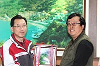 北竿鄉公所課員葉國銓退休,鄉長周瑞國代表致贈感謝狀,並祝褔葉國銓順心如意,再創人生高峰。(圖:北竿鄉公所提供,文:陳鵬雄)