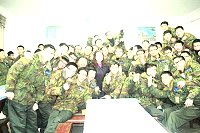 　志工媽媽王姐和與會通資連官兵合影。（圖／文：毛揚之）
