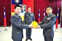 馬防部指揮官任中將(中)親自主持莒指部指揮官佈達交接典禮,原任指揮官柯將軍(左),新任指揮官黃將軍(右)。(圖/文:陳瑞誠)