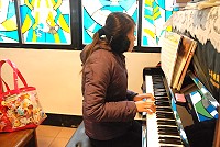 熱心參與鳳凰志工的地支部中士張雪晴,「島休」的興趣是上教會彈鋼琴。(圖/文:邱竟瑋)