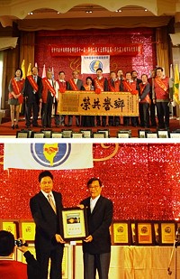 (上圖左):林法俤理事長與各同鄉會理事長合影旅台鄉親;(下圖)林法俤接任台中市旅中同鄉聯合會理事長,台中市議員陳有江代表國民黨台中市黨部轉送馬英九總統贈匾致賀。(圖: 台中市旅中同鄉聯合會提供)