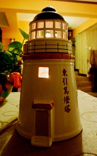 　迎接觀光季節到來，東引業者推出燈塔造型夜燈紀念商品。（圖／文：陳其敏）