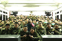 　志工媽媽鳳姊與在場官兵弟兄們合影。（圖／文：毛揚之）