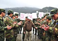 柯指揮官逐一與官兵握手話別。(圖/文:陳瑞誠、林宗逸)