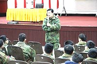 　楊主任叮囑詢問現場官兵生活狀況，並鼓勵官兵利用閒暇之餘充實自我。（圖／文：曾俊諺）