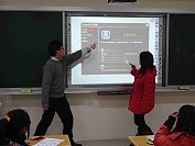仁愛國小在今年完成新校舍的建置後,每間教室都裝設E化智慧型教學設備,包括互動式電子白板、實物投影機、即時反饋系統,號稱未來教室的相關設備齊備,領先全縣外,當然也領先台灣多數學校。(圖/文:劉秋月)