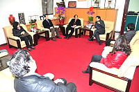 縣議會第5屆第5次臨時大會昨召開預備會議;縣長楊綏生、副縣長陳敬忠專程前往拜訪,雙方就土地問題後續處理及酒廠營運等議題交換意見。(圖/文:曹重偉)