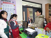 　不同於其他學校由老師或替代役擔任圖書館工作，仁愛國小三到六年級學生都是圖書館員，讓孩子接近閱讀，更喜愛閱讀。（圖／文：劉秋月）