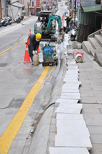 　日前因施作方式引發討論的介壽村入村道路兩側人行道路緣石，7-11此側路段經工務局特與當地住戶召開協調會，達成協議並簽具切結書後隨即恢復施工，已接近完成。（圖／文：曹重偉）