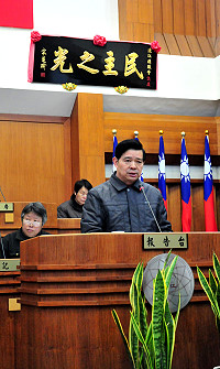 縣議會第5屆第5次臨時大會開議,由縣長楊綏生就「建購新臺馬輪之細部規劃」提出專案報告。(圖/文:曹重偉)