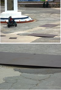 東引精神堡壘路段,凹陷路面用鐵板覆蓋,「漏洞」威脅機車騎士安全。(圖/文:陳其敏)