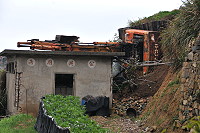 　橋仔村莊入口一部200型怪手翻覆，操作手及時脫困。（圖／文：陳鵬雄）