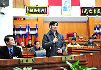 縣議會第5屆第5次臨時大會為聽取「內政部馬祖土地問題第4次專案會議結論,如何還地於民」專案報告,縣長楊綏生強調已經為還地於民開啟一扇大門,縣府會依程序加緊腳步、持續研究怎樣讓鄉親拿回屬於自己的土地。(圖/文:曹重偉)