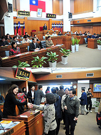 議長陳貴忠擊槌,縣議會第5屆第5次臨時大會順利閉會;縣府各單位主管們會後特別向議員們握手致意,感謝對提案的支持。(圖/文:曹重偉)