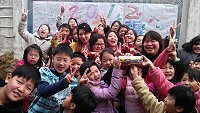 連江縣立仁愛國小集結全校師生,在新校舍花圃埋下「時空膠囊」,相約10年後開啟,見證當年的青春理想。(圖:仁愛國小提供)