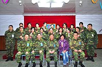 　指揮官黃將軍於莒光英雄館與女性官士兵為婦女節活動一同合影留念，場面溫馨愉快。（圖／文：林宗逸）