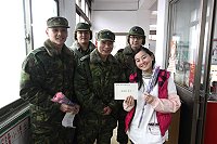 在屬於女性的節日裡,一朵康乃馨代表東引指揮部對於婦女媽媽們的敬意。(圖/文:王敏旭)