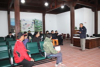 　港務處及執行通關作業等單位抵達猛澳碼頭，現地規劃大浦境白馬尊王廟進香之旅出關動線。（圖／文：林冰芳）